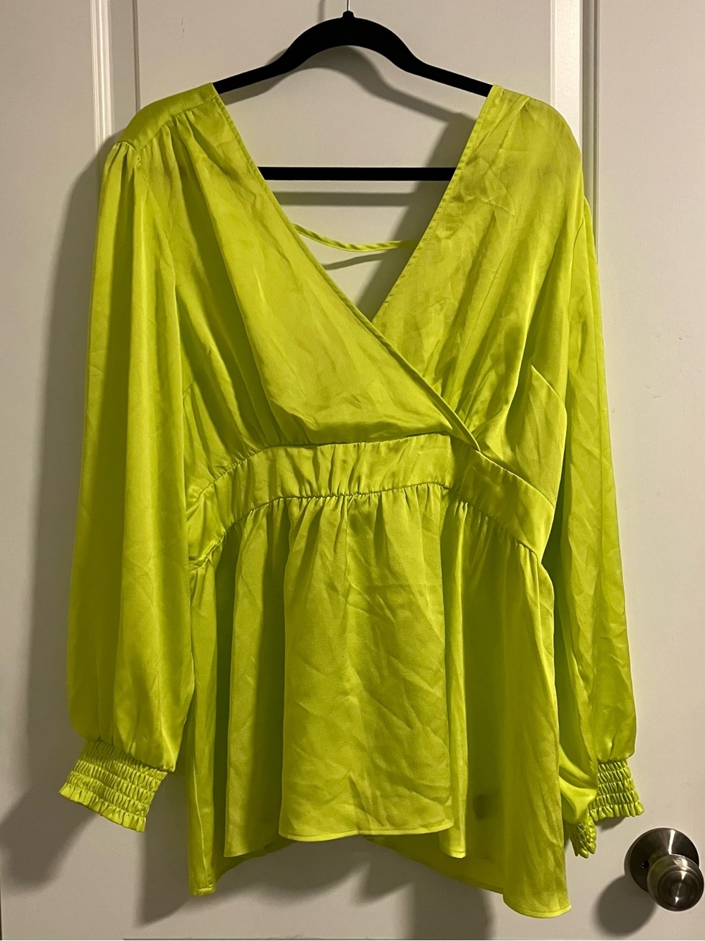 💚💛🎩NWT Torrid Satin Surplice Tie Cut Out Back Long Sleeve Blouse Size 2🎩💛💚
